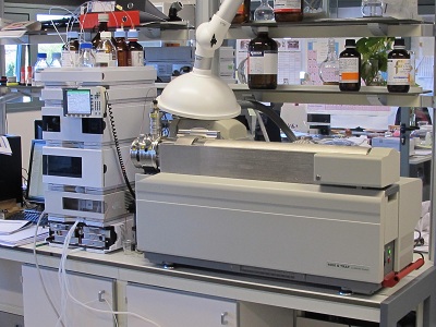 Cromatografía de líquidos de alta resolución con detector selectivo de masas de triple cuadrupolo (QTRAP)