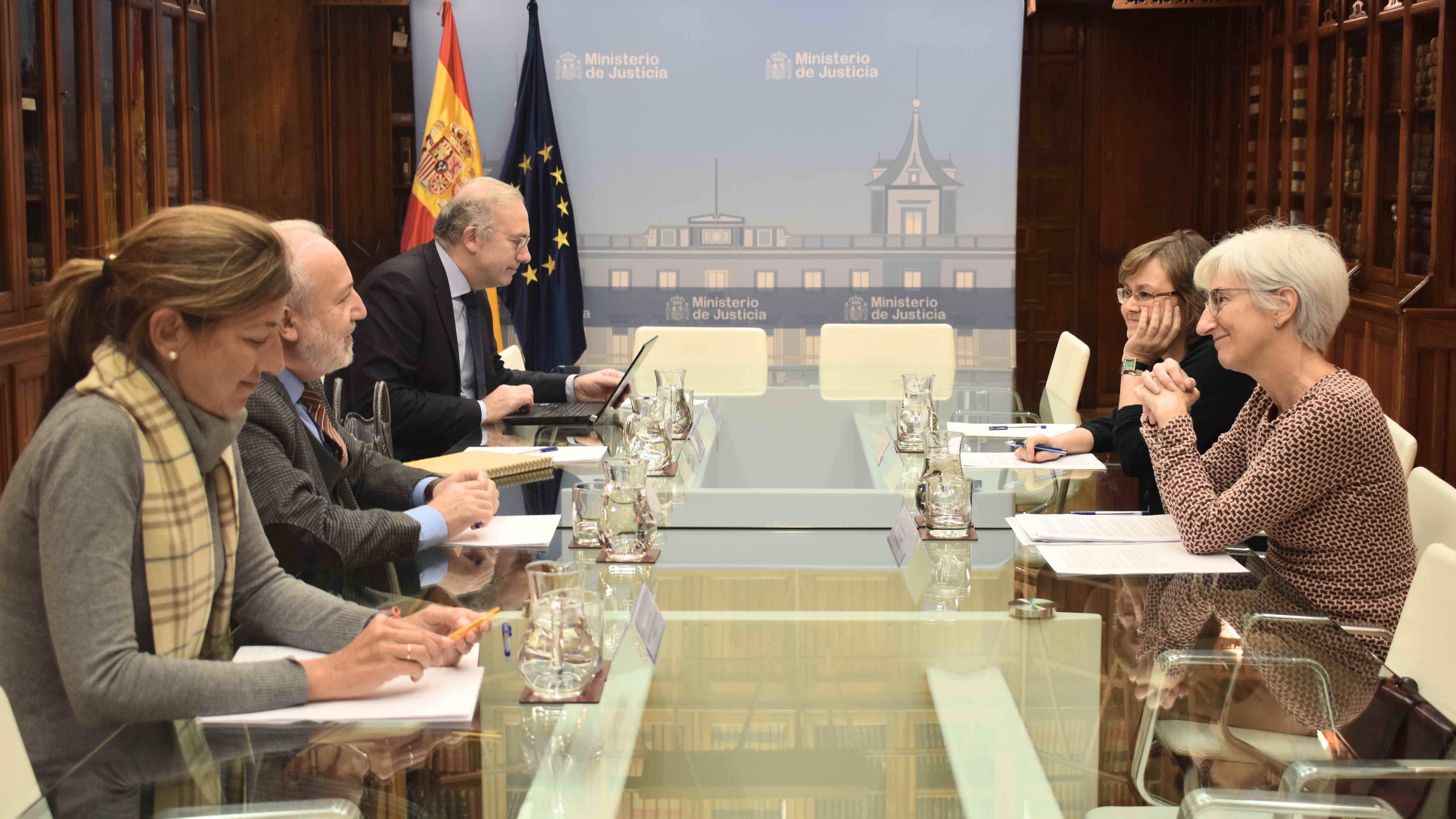 El secretario de Estado de Justicia mantiene un encuentro con la fiscal ...