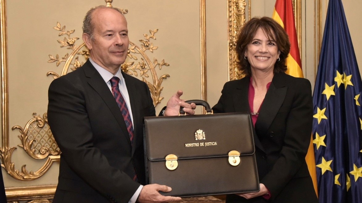El ministro de Justicia, Juan Carlos Campo, junto a su predecesora en el cargo, Dolores Delgado