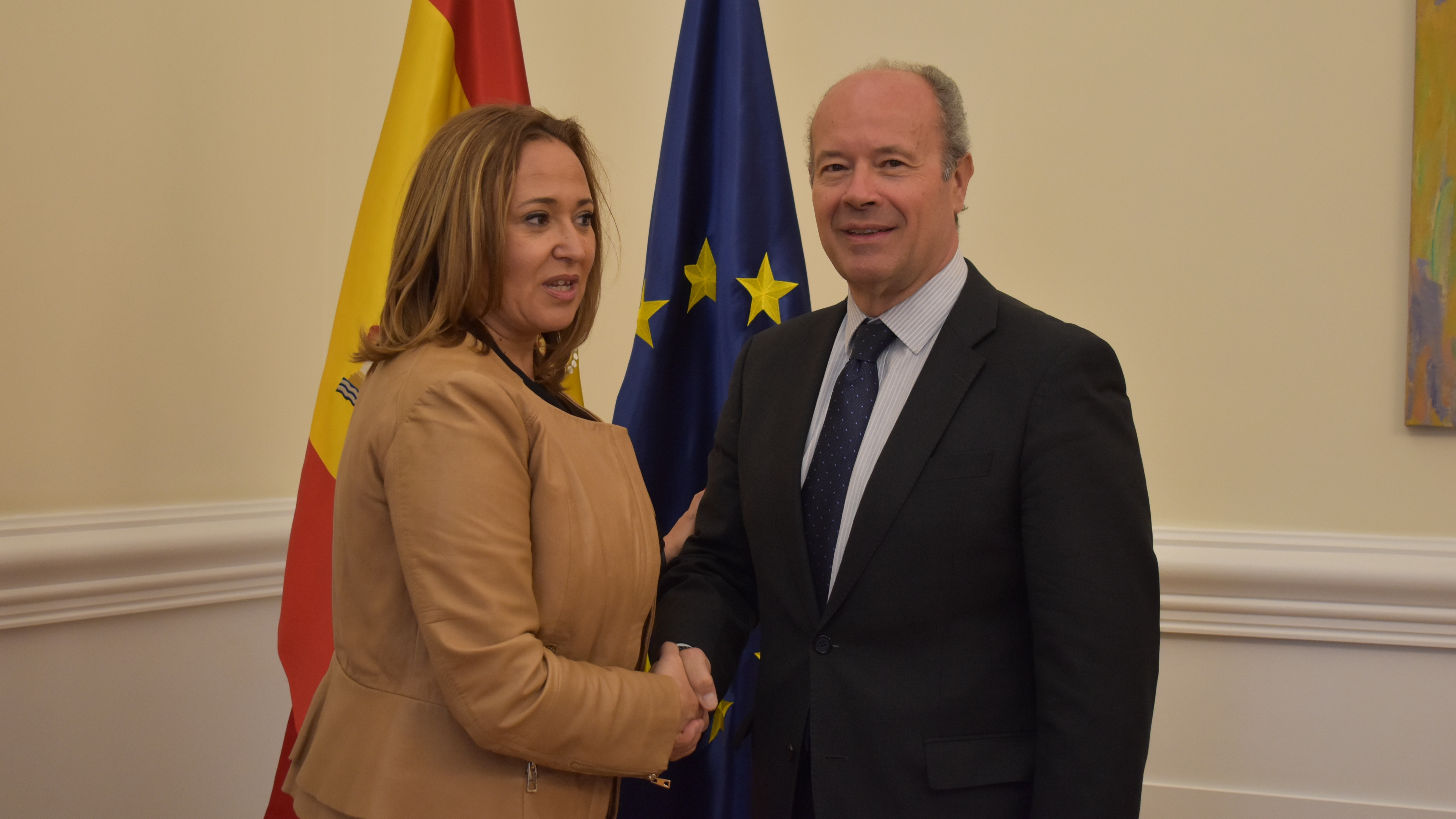 El ministro de Justicia, Juan Carlos Campo, con la responsable de Presidencia y Relaciones Institucionales del gobierno aragon&eacute;s, Mar&iacute;a Teresa P&eacute;rez