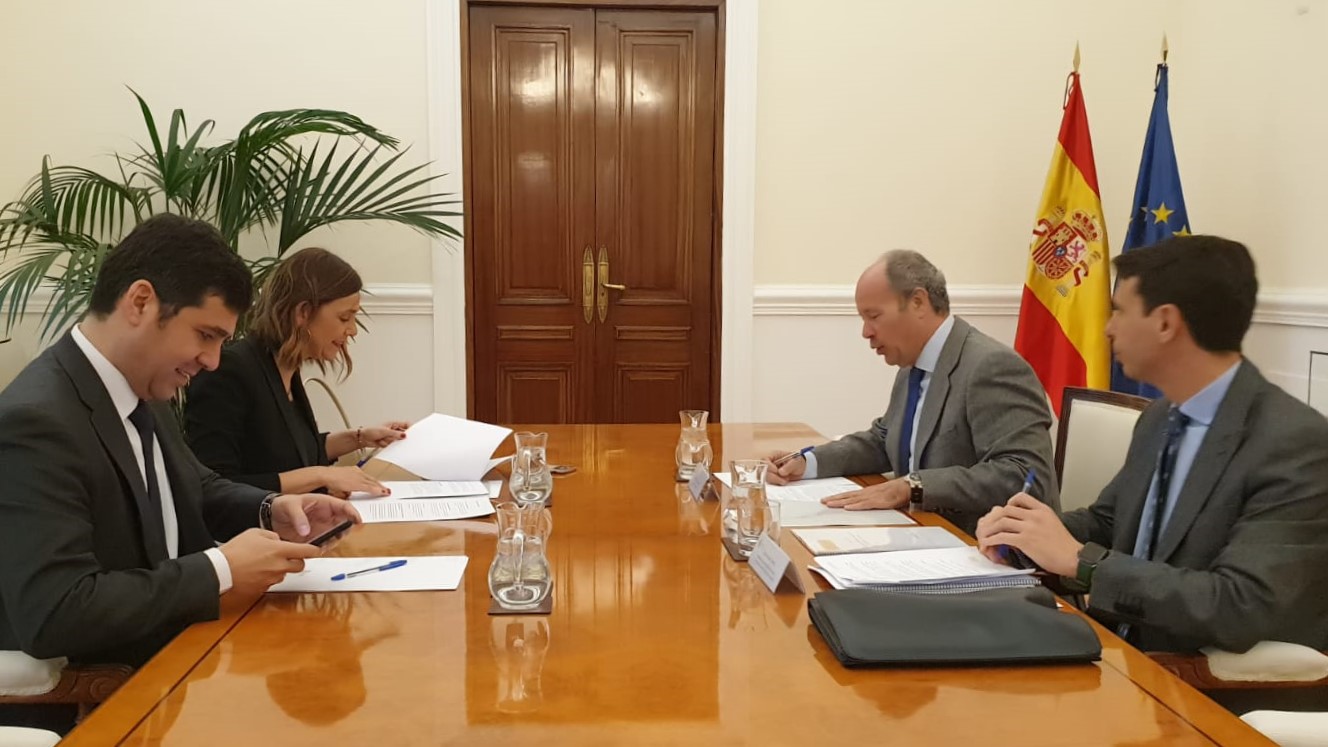 El ministro de Justicia, Juan Carlos Campo, durante su reuni&oacute;n con la consejera de Presidencia, Interior, Justicia y Acci&oacute;n Exterior del Gobierno de Cantabria, Paula Fern&aacute;ndez