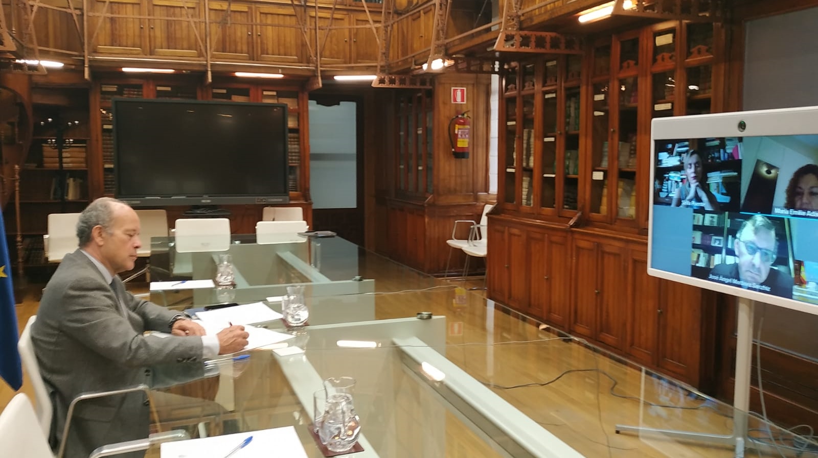Reuni&oacute;n con notarios y registradores