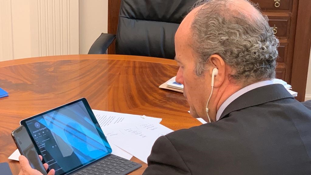 El ministro de Justicia, Juan Carlos Campo, durante la videoconferencia mantenida con el presidente de la comisi&oacute;n de expertos que elaborar&aacute; el anteproyecto de ley del derecho de defensa, Antonio Garrigues