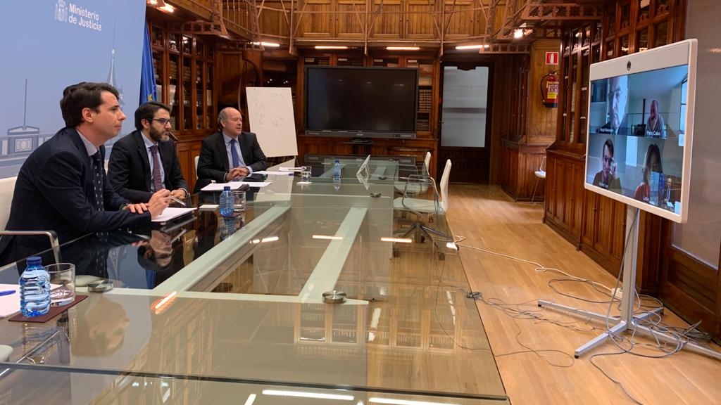 El ministro de Justicia, Juan Carlos Campo, el secretario de Estado de Justicia, Pablo Zapatero y el secretario general para la Innovación y Calidad del Servicio Público de Justicia, Borja Vargues, durante su videoconferencia con asociaciones de letrados 