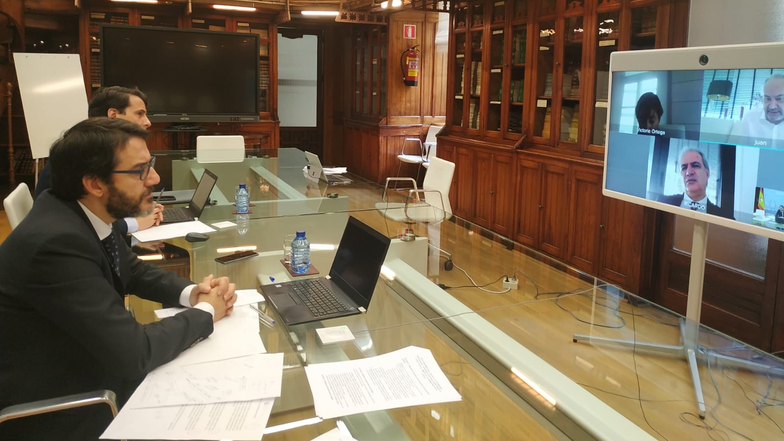 El secretario de Estado de Justicia, Pablo Zapatero, y el secretario general para la Innovación y la Calidad del Servicio Público de Justicia, Borja Vargues, durante su reunión por videoconferencia con abogados, procuradores y graduados sociales.