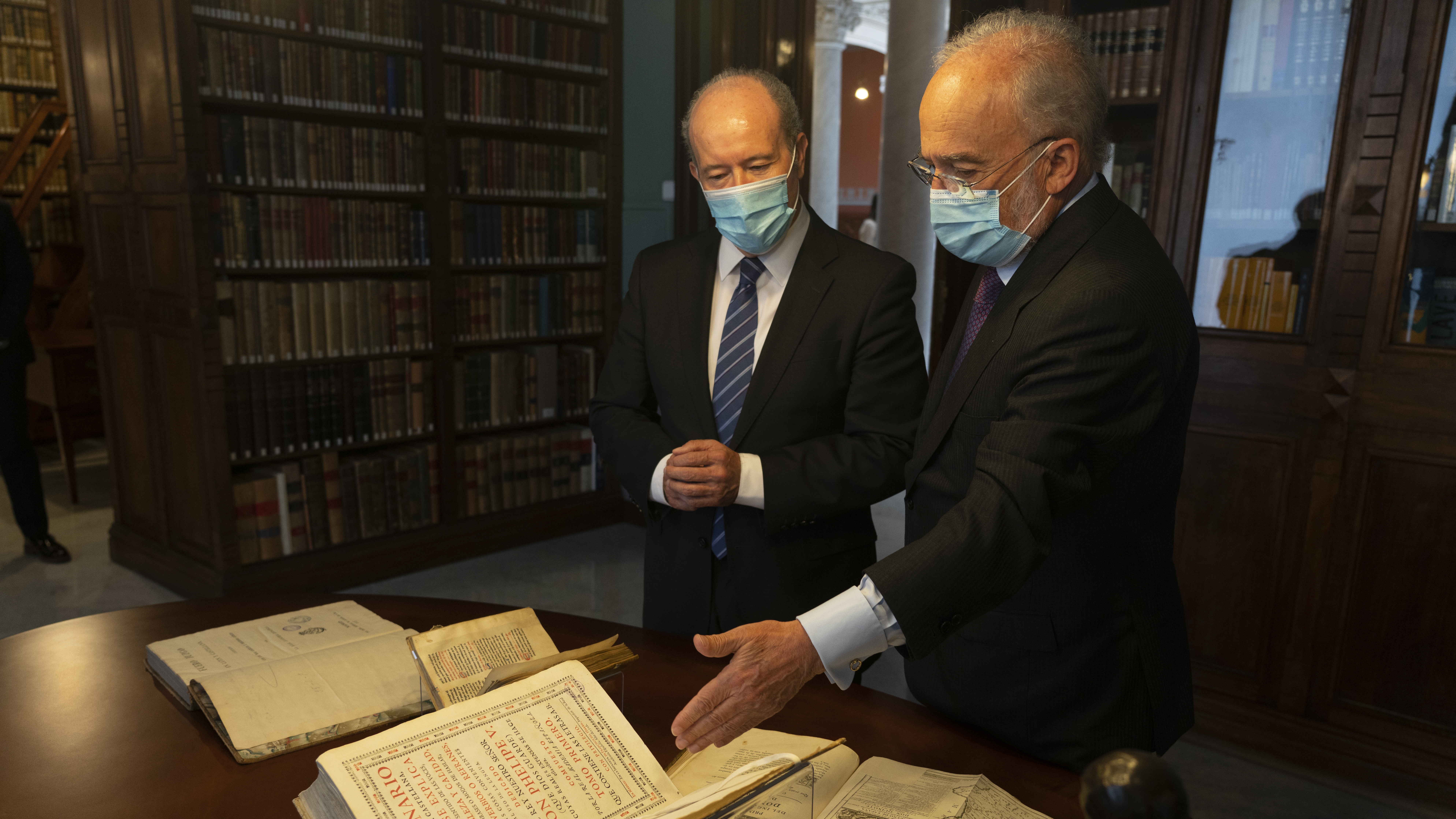 El ministro de Justicia, Juan Carlos Campo, con el director de la Real Academia Espa&ntilde;ola (RAE), Santiago Mu&ntilde;oz Machado