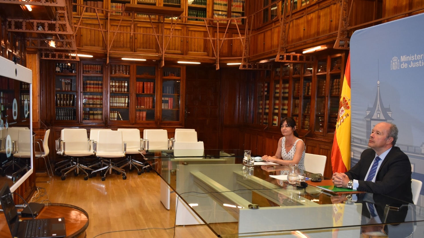 El ministro de Justicia, Juan Carlos Campo, junto con la directora del Centro de Estudios Jur&iacute;dicos, Mar&iacute;a Abigail Fern&aacute;ndez, durante la inauguraci&oacute;n por videoconferencia del curso de fiscales