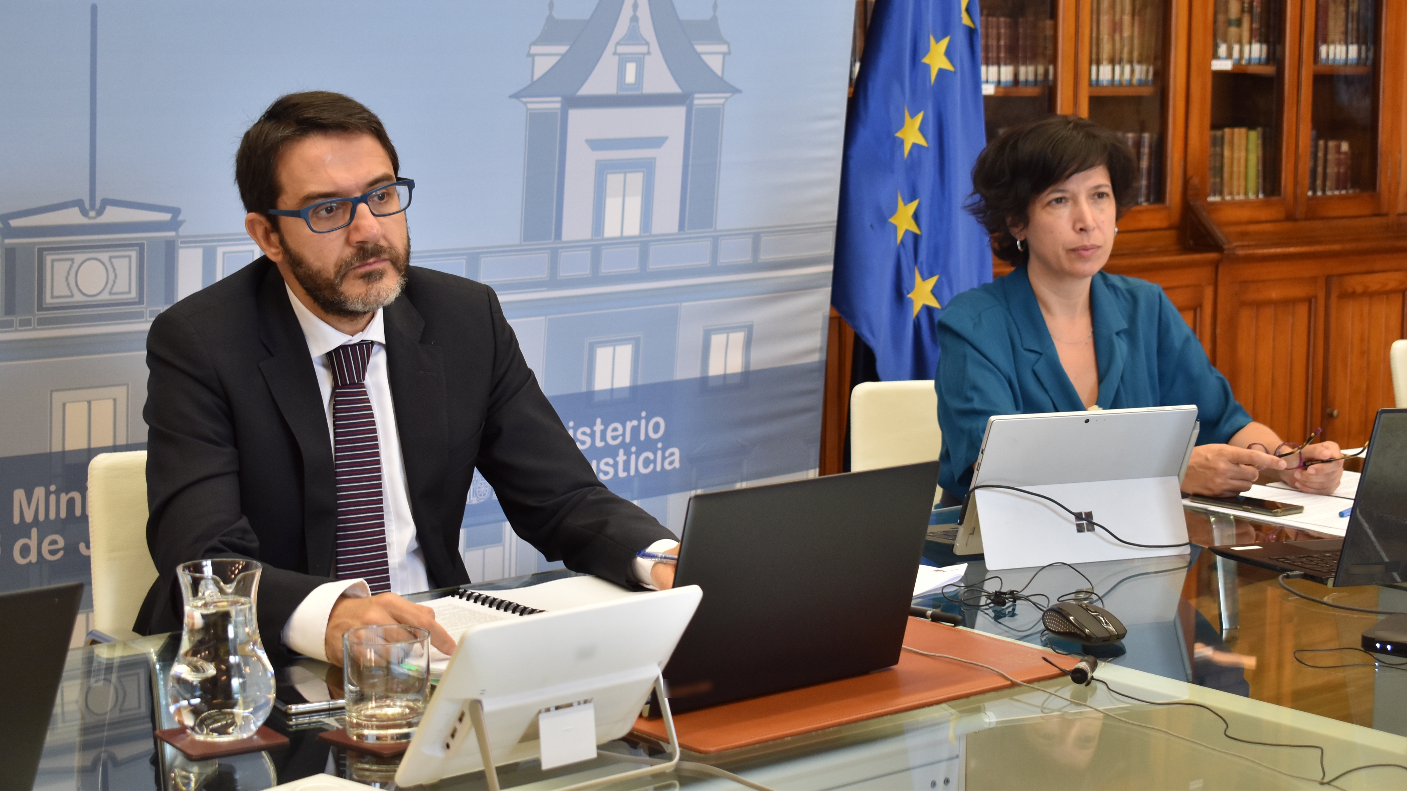 El secretario de Estado de Justicia, Pablo Zapatero, junto con la directora general de Cooperaci&oacute;n Jur&iacute;dica Internacional, Ana Gallego, durante el Consejo JAI por videoconferencia