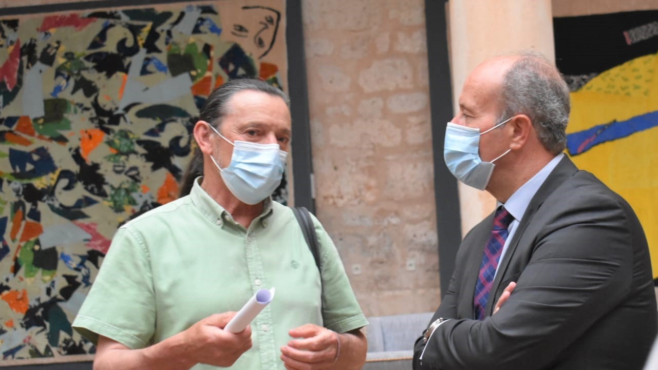 El ministro de Justicia, Juan Carlos Campo, durante su reuni&oacute;n con el alcalde de Lerma, Miguel &Aacute;ngel Rojo