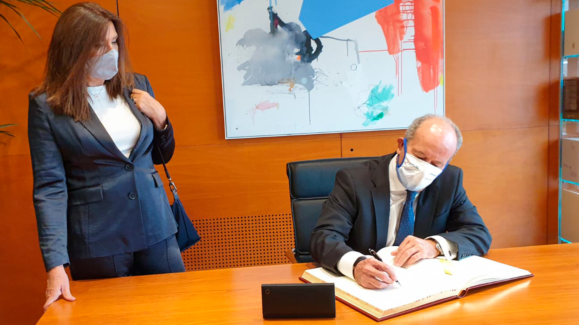 El ministro de Justicia, Juan Carlos Campo, firmando en el libro de visitas del Ilustre Colegio de Abogados de Valencia (ICAV)