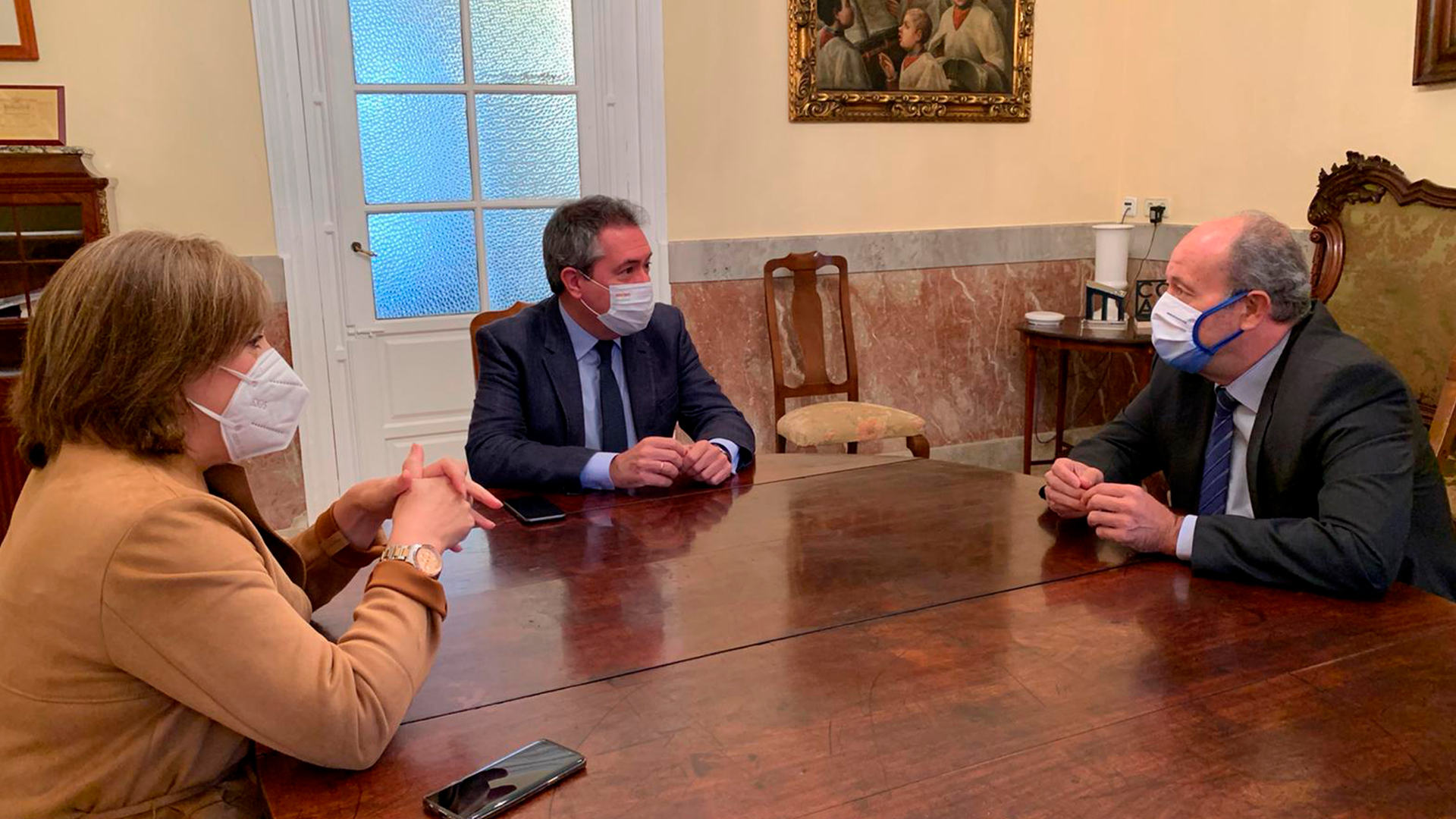 El ministro de Justicia durante su reuni&oacute;n con el alcalde de Sevilla y la delegada del Gobierno en Andaluc&iacute;a