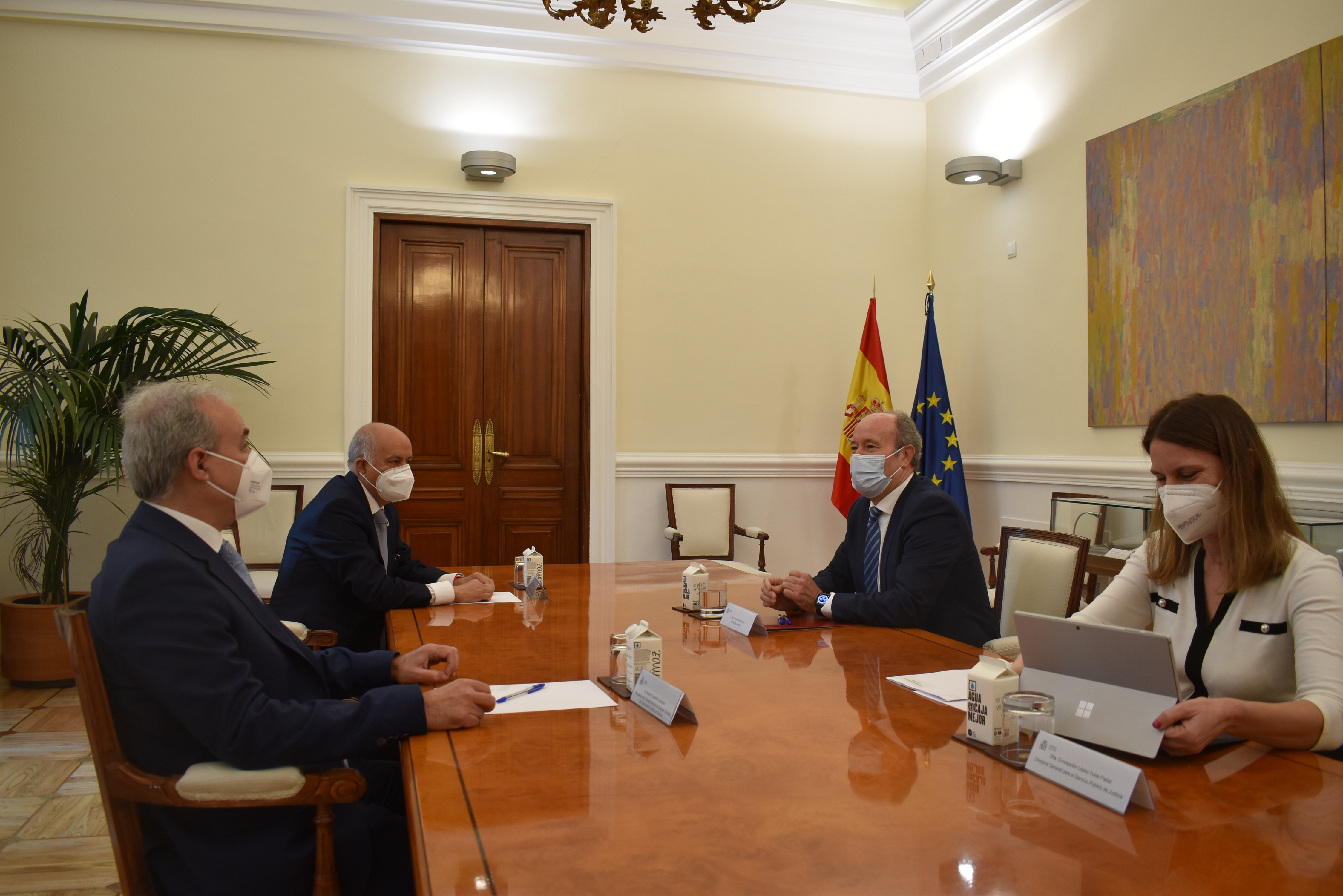 El ministro de Justicia, Juan Carlos Campo, durante su reunión con del Consejo de Colegios Oficiales de Graduados Sociales de España, Ricardo Gabaldón