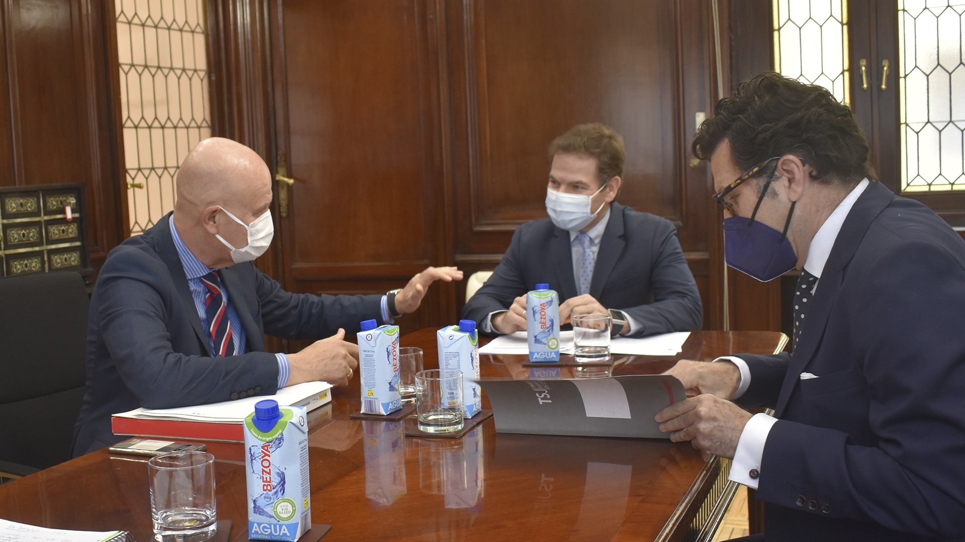 El subsecretario de Justicia, Miguel Bueno, durante su reunión con el presidente del Tribunal Superior de Justicia de Murcia, Miguel Pasqual del Riquelme, y el secretario de Gobierno del TSJ de Murcia, Javier L. Parra