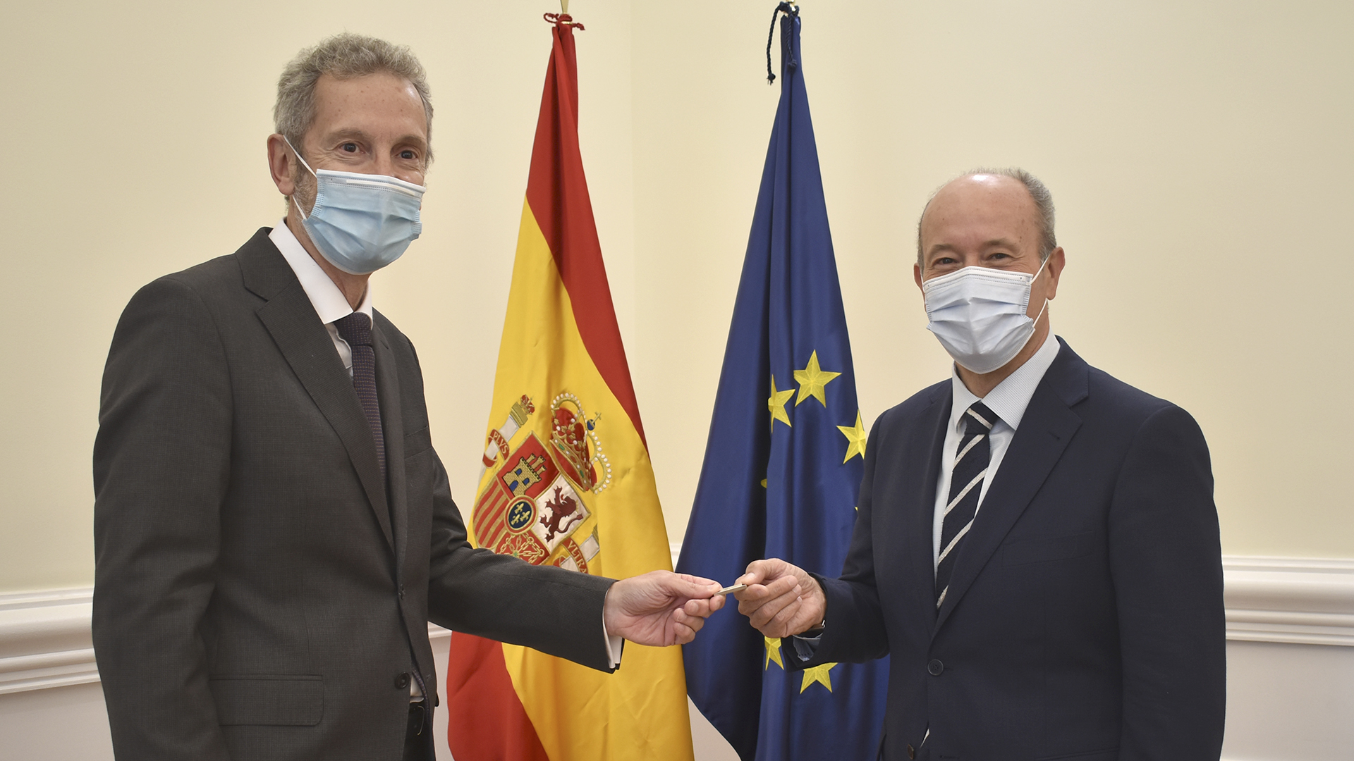 Campo recibe la memoria anual de la delegación española en Eurojust de la mano del magistrado De la Mata