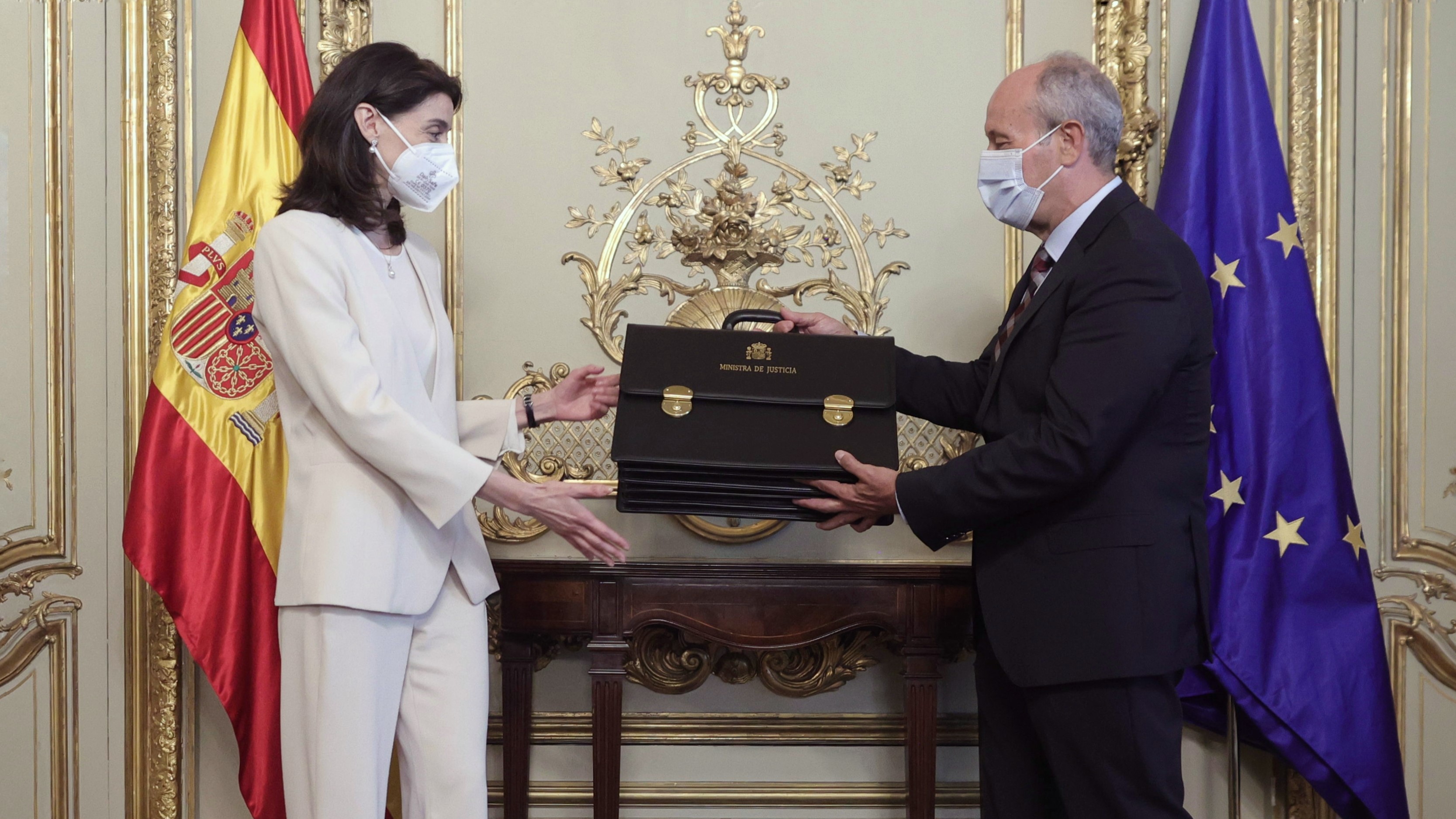 Pilar Llop recibe la cartera de Justicia de manos de su predecesor, Juan Carlos Campo