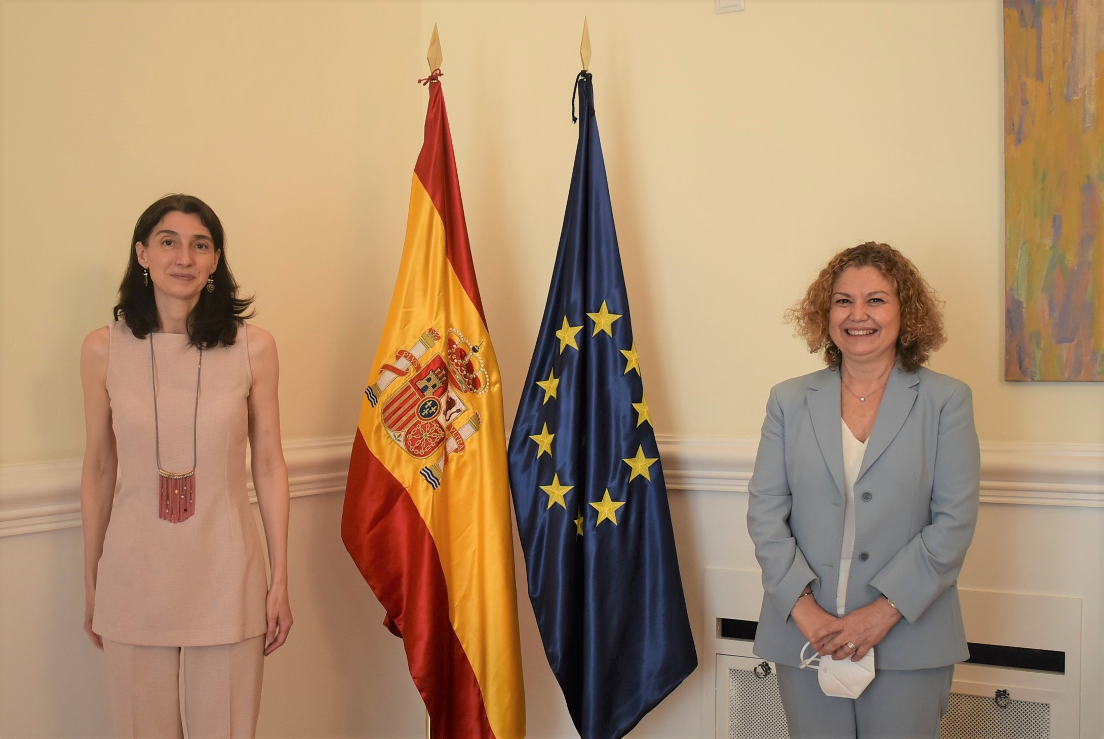 Pilar Llop con la decana del Colegio de Registradores de la Propiedad, Mercantiles y Bienes Muebles de España, María Emilia Adán