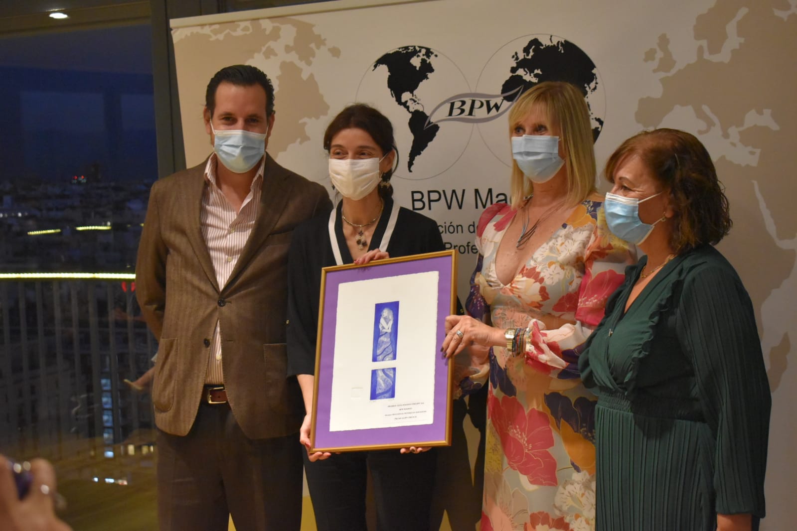 La ministra recibiendo el premio Creando el futuro en igualdad de la Asociación BPW Madrid
