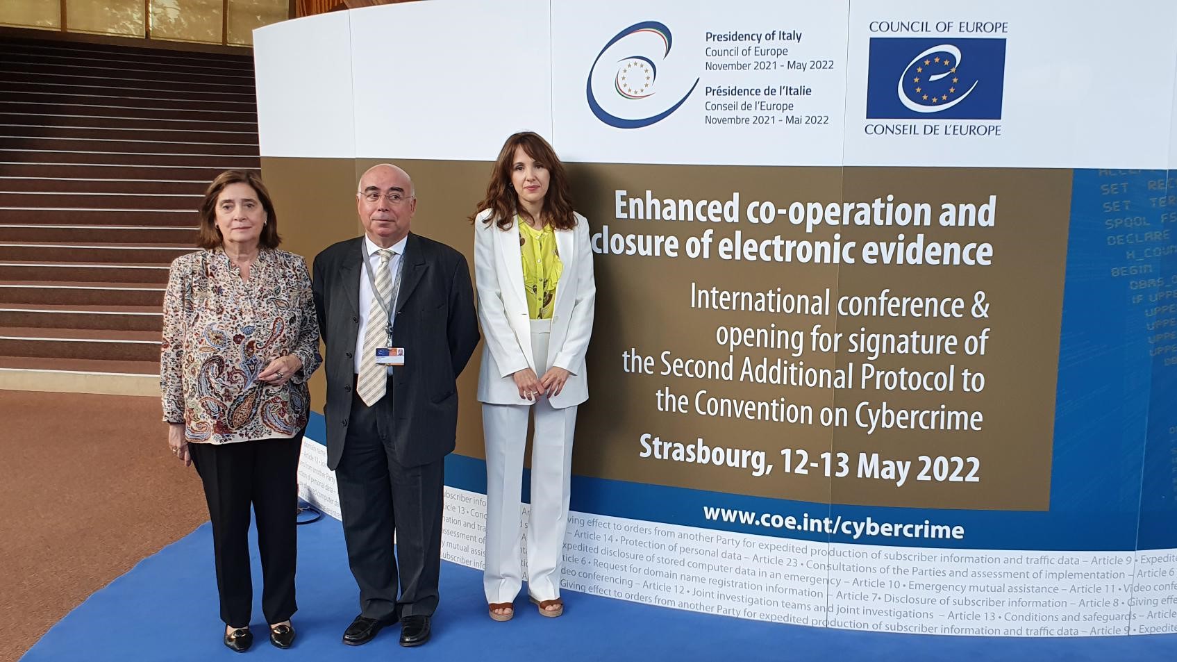 Elvira Tejada, fiscal de Sala de Criminalidad Informática; Manuel Montobbio, embajador representante permanente de España en el CdE; y Miriam Bahamonde, fiscal asesora de la D G de Cooperación Jurídica Internacional y DDHH del Ministerio de Justicia