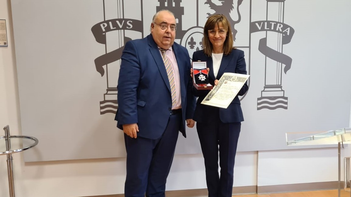 El secretario de Estado de Justicia entrega una condecoración de la Orden de San Raimundo de Peñafort