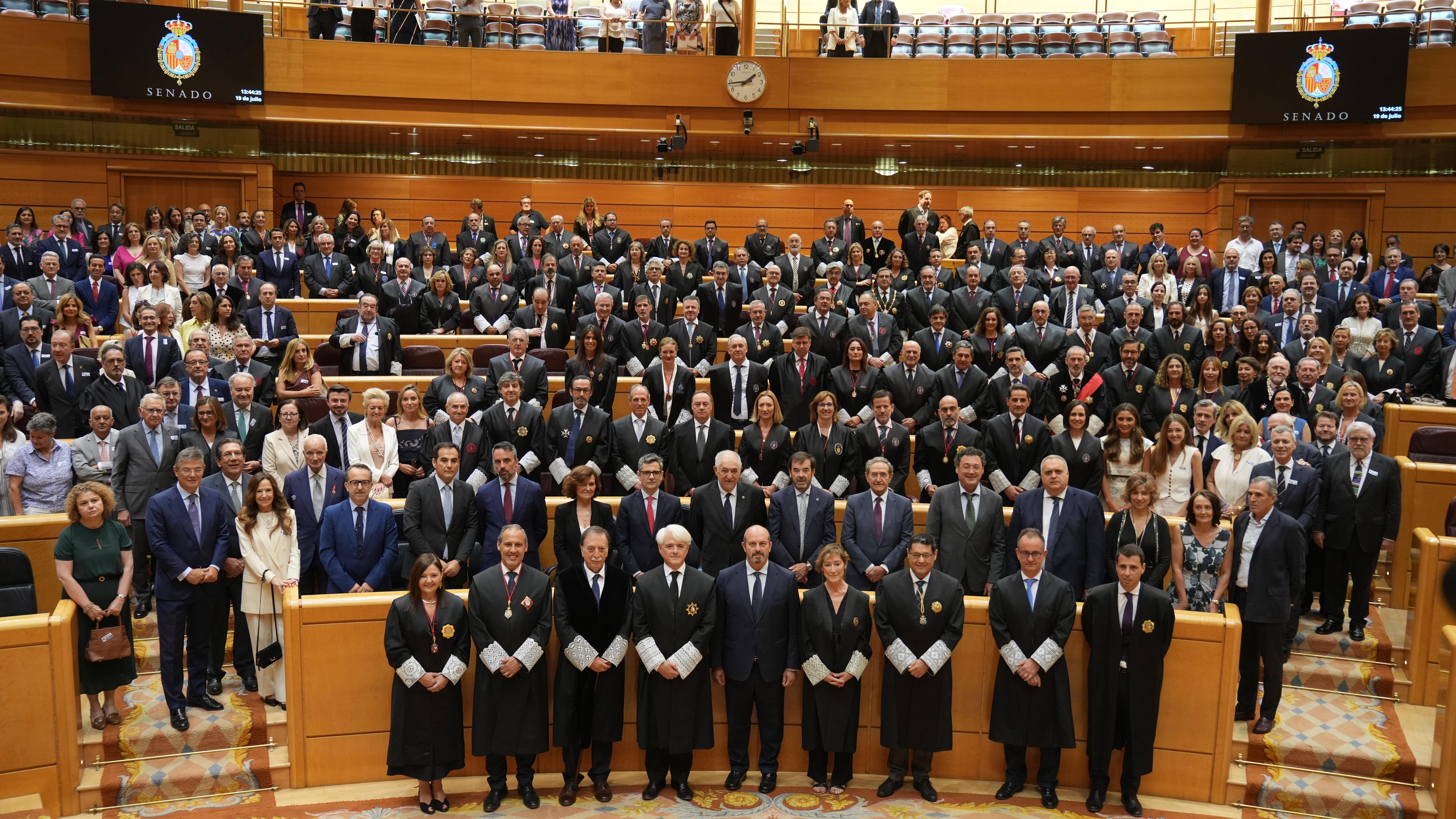 Foto de familia del acto de toma de posesión del nuevo presidente del CGAE