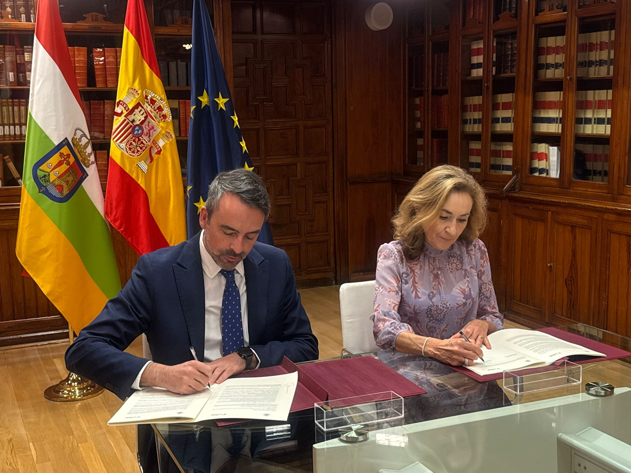 El secretario de Estado de Justicia, Manuel Olmedo, y la consejera de Salud y Políticas Sociales del Gobierno de La Rioja, María Martín