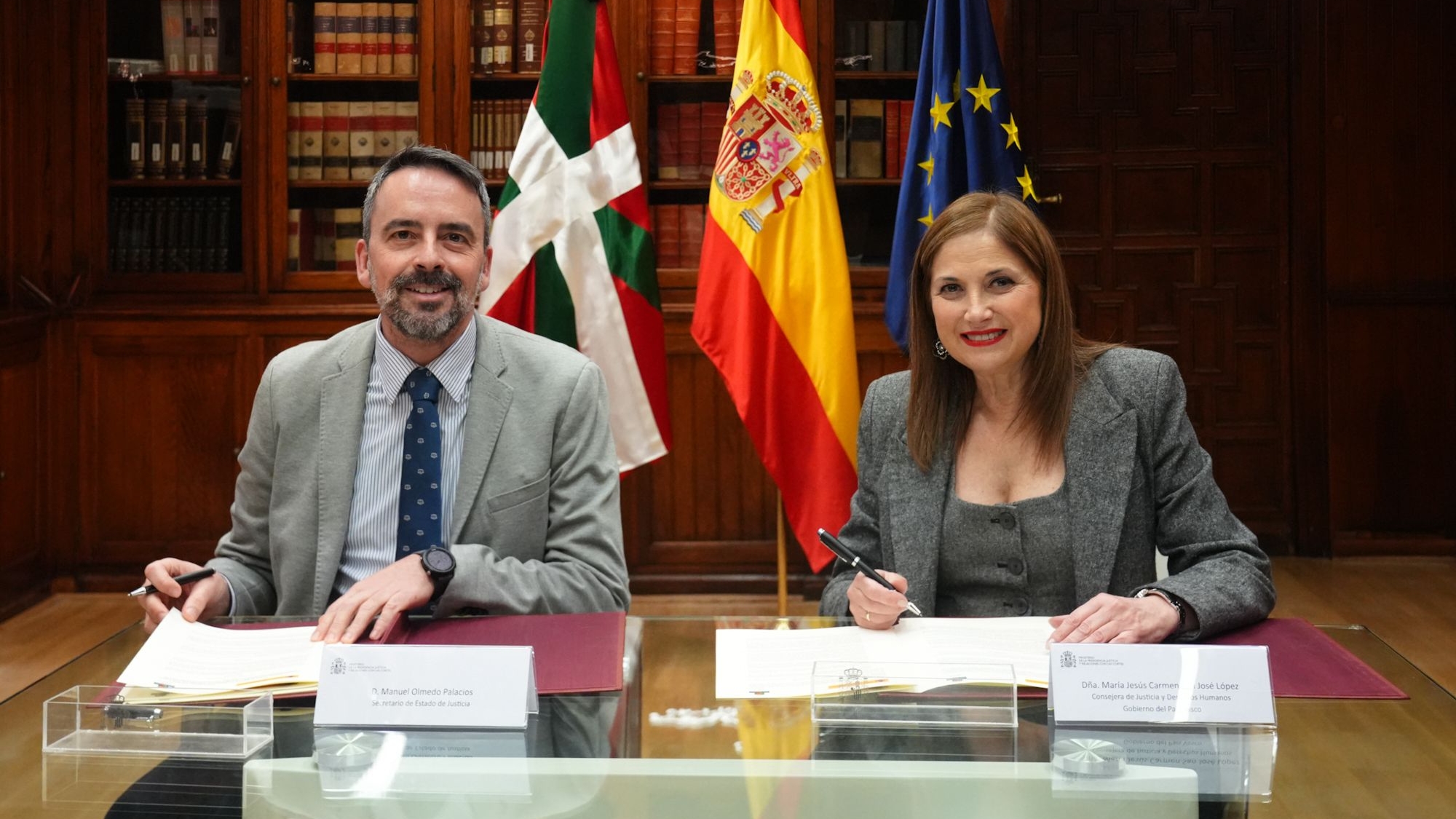 El secretario de Estado de Justicia, Manuel Olmedo, y la consejera de Justicia y Derechos Humanos del Gobierno Vasco, María Jesús San José