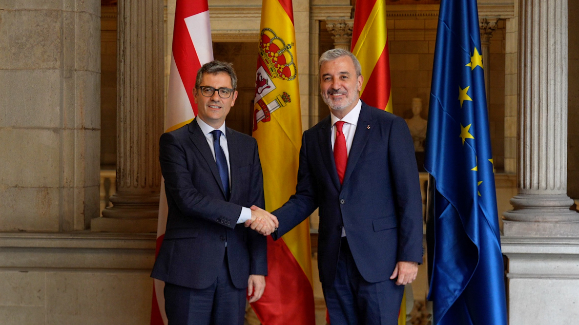 El ministro Bolaños con el alcalde de Barcelona, Jaume Collboni
