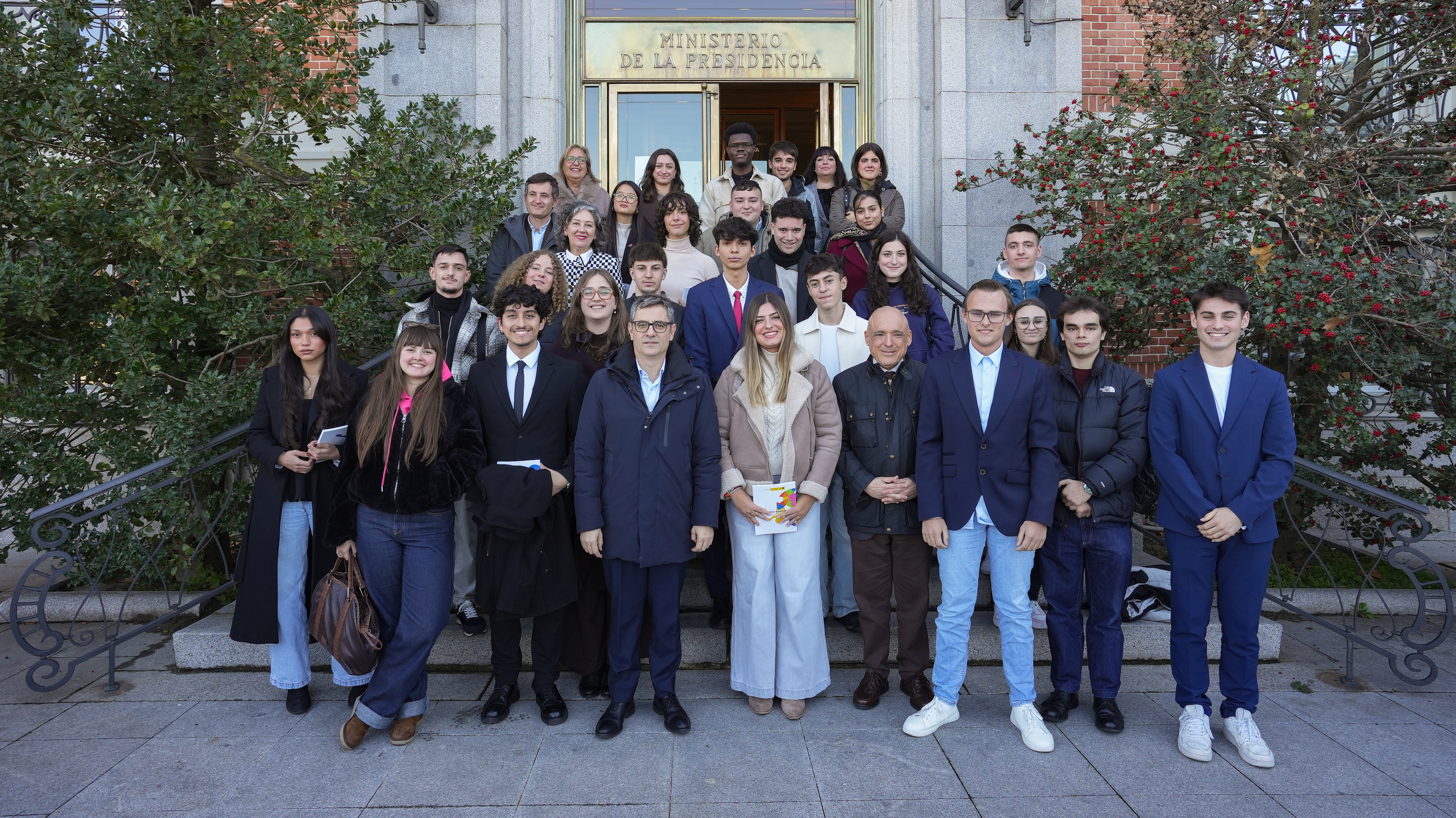 Félix Bolaños con los participantes en el IV Encuentro con jóvenes, la Constitución Española de 1978