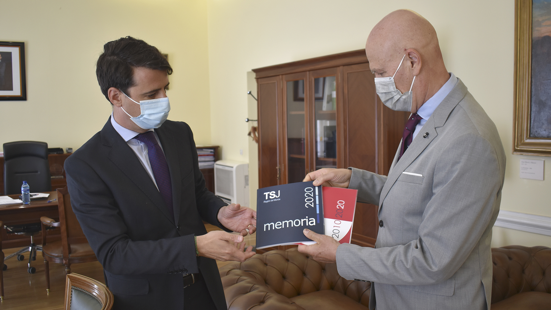 Borja Vargues recibe la memoria del TSJ de Murcia