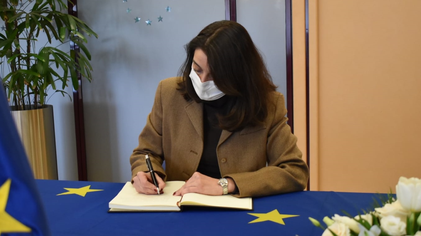 Llop firma libro de condolencias de Sassoli
