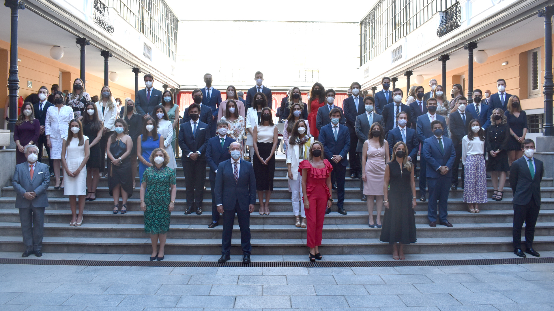 Foto de familia con el ministro Campo y el Cuerpo de Registradores de España