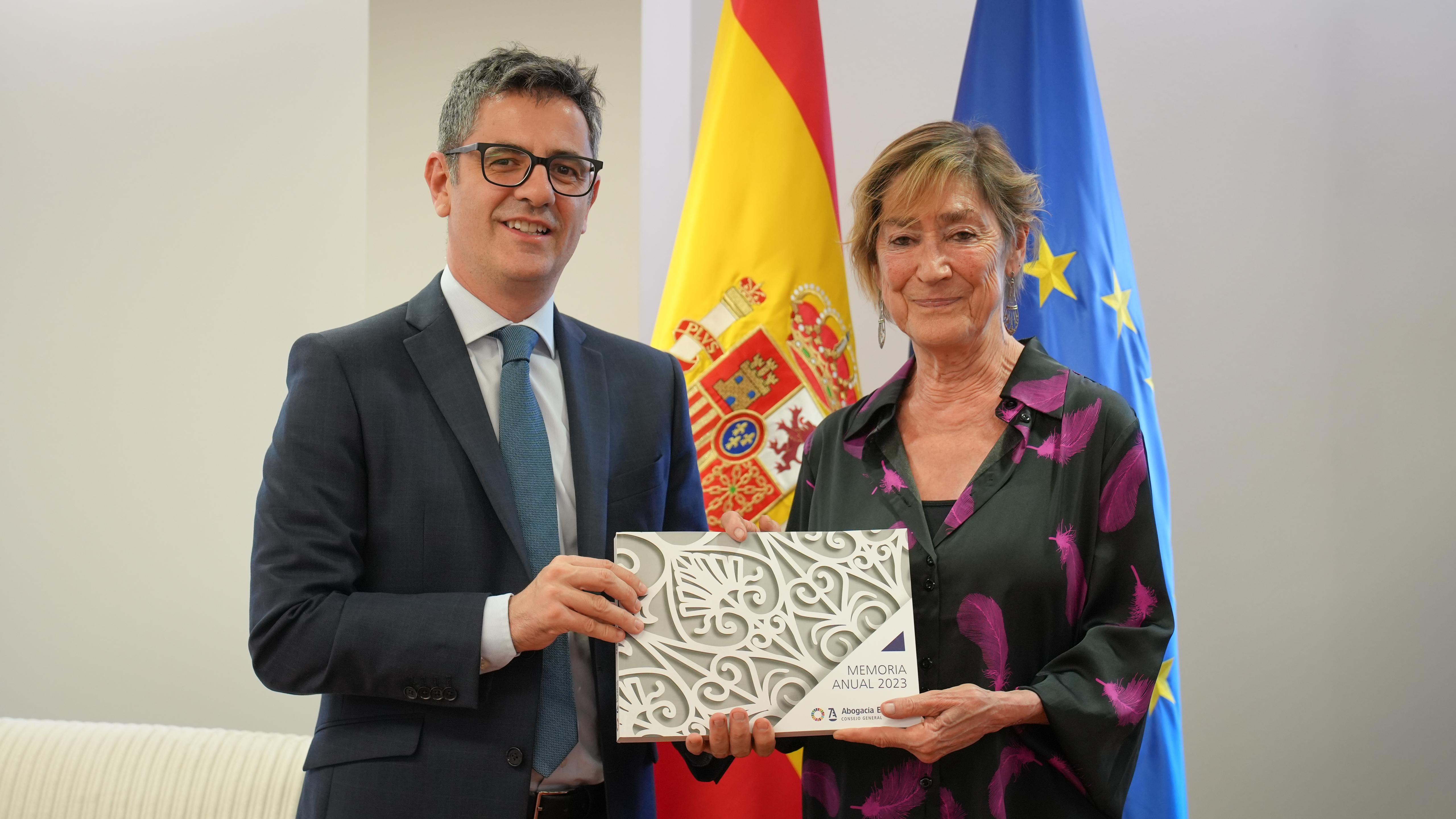 Félix Bolaños, con la presidenta del CGAE, Victoria Ortega
