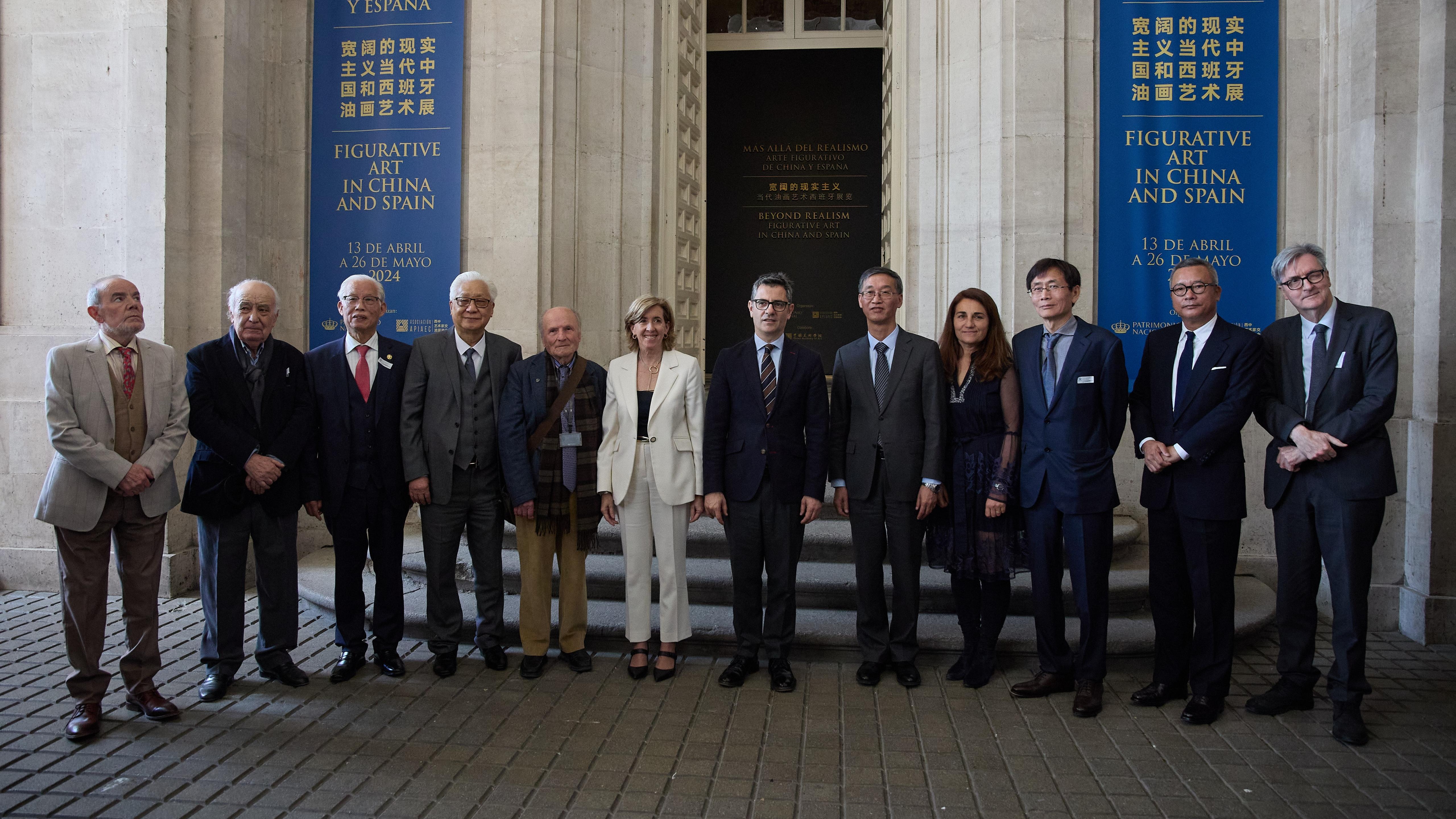 Félix Bolaños en la exposición “Más allá del realismo, arte figurativo de china y España” en el Palacio Real