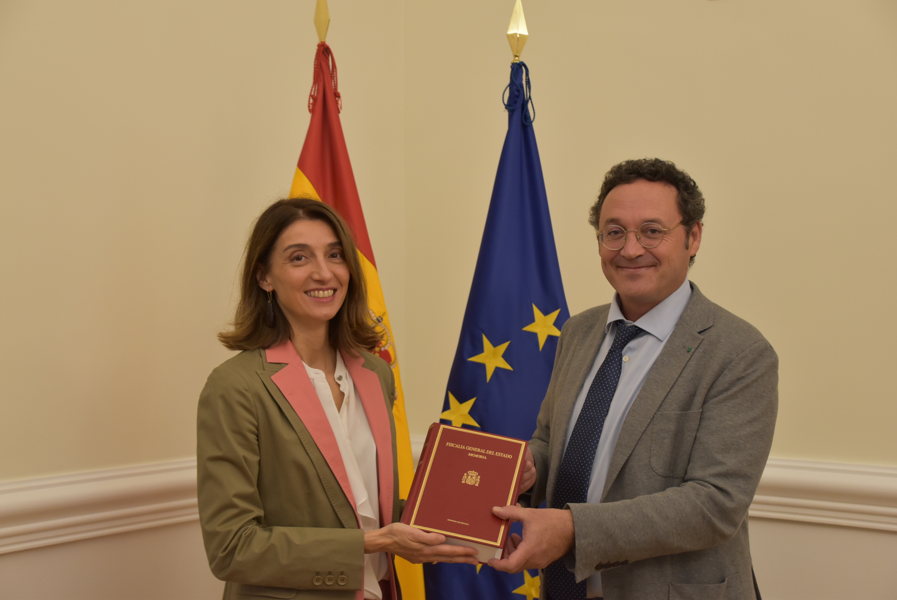 Pilar Llop recibe de manos del fiscal general del Estado la Memoria Fiscal 2022