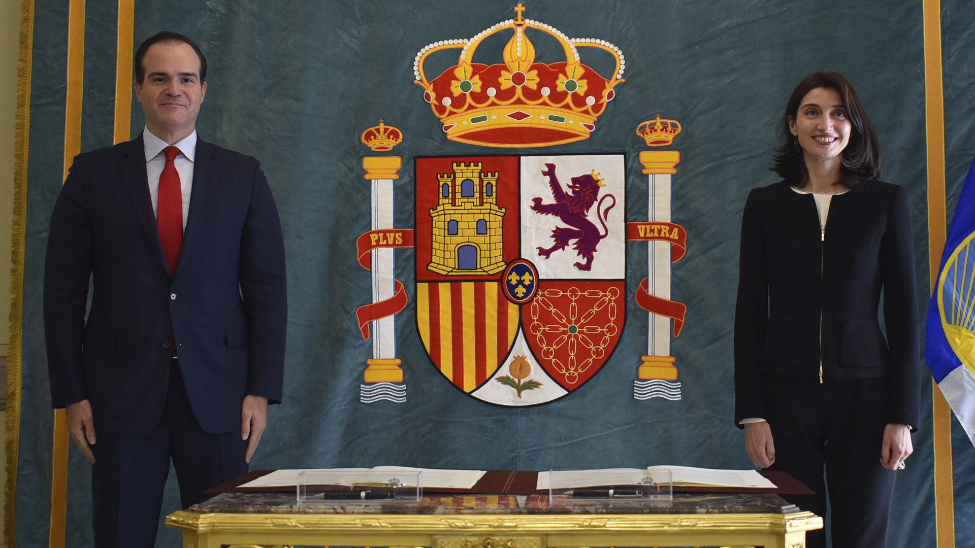 La ministra de Justicia y el presidente del BID en la firma del MOU