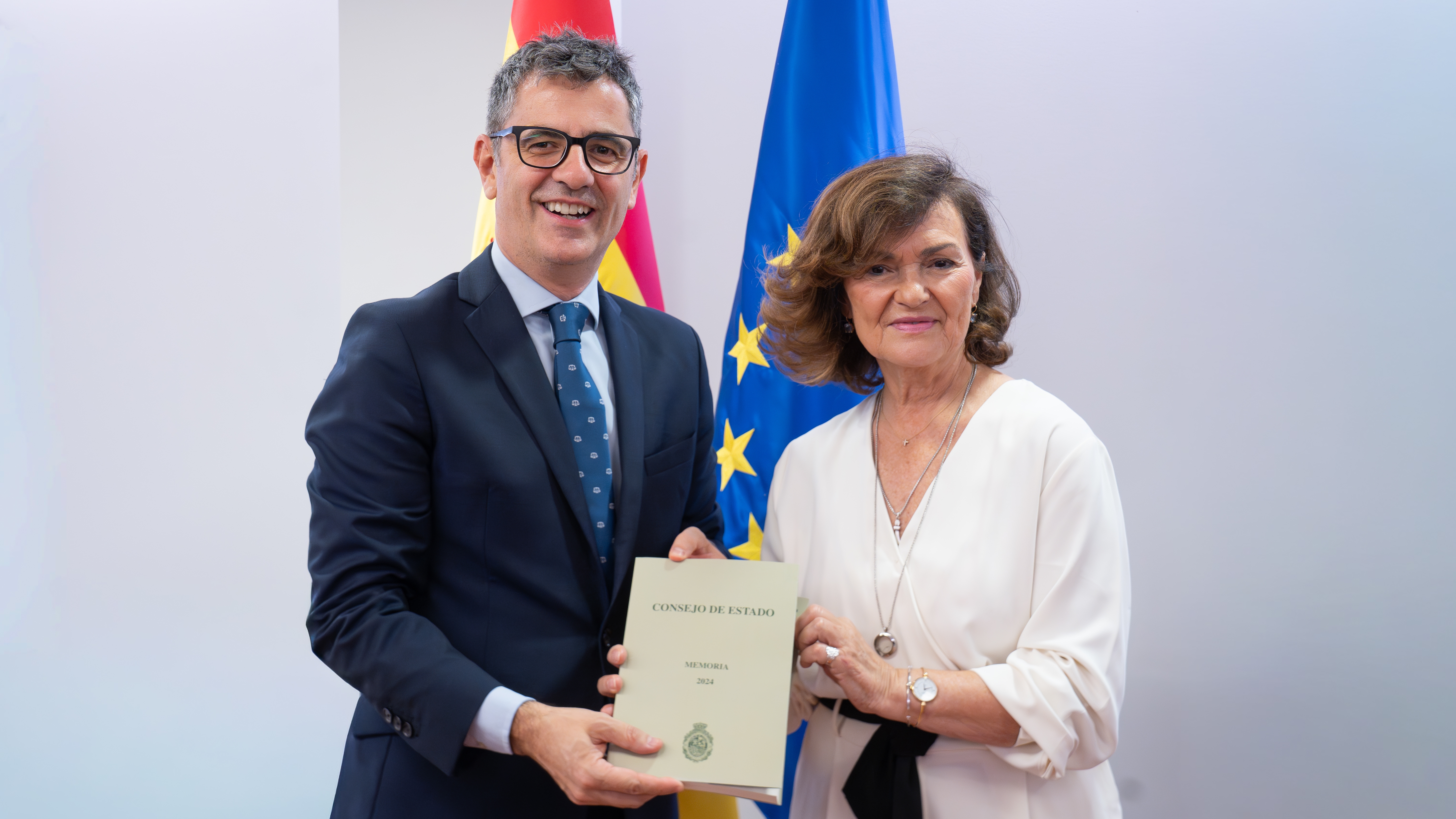 Bolaños recibe de la presidenta del Consejo de Estado, Carmen Calvo, su memoria anual