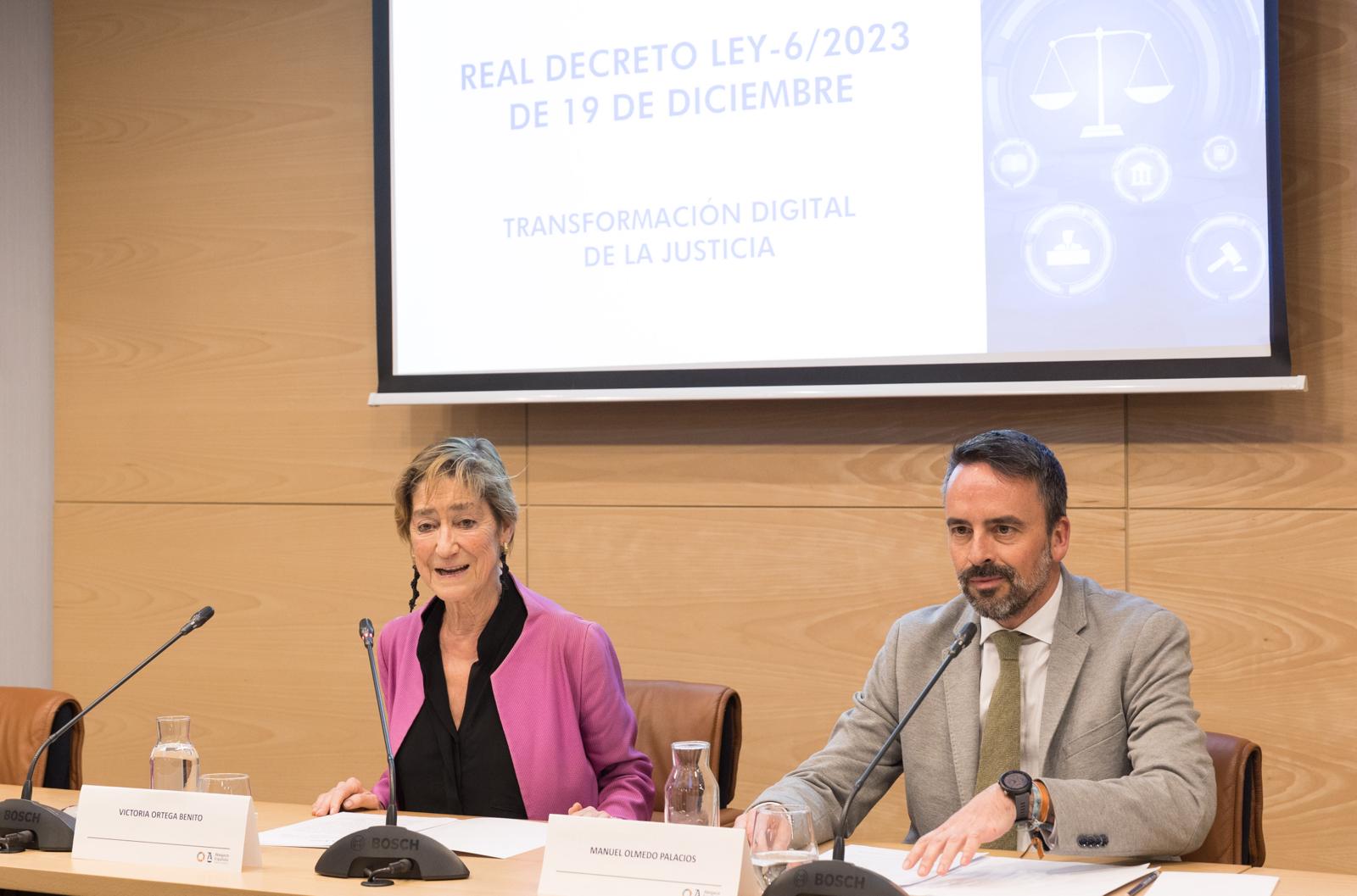 Olmedo durante la jornada formativa organizada por el CGAE