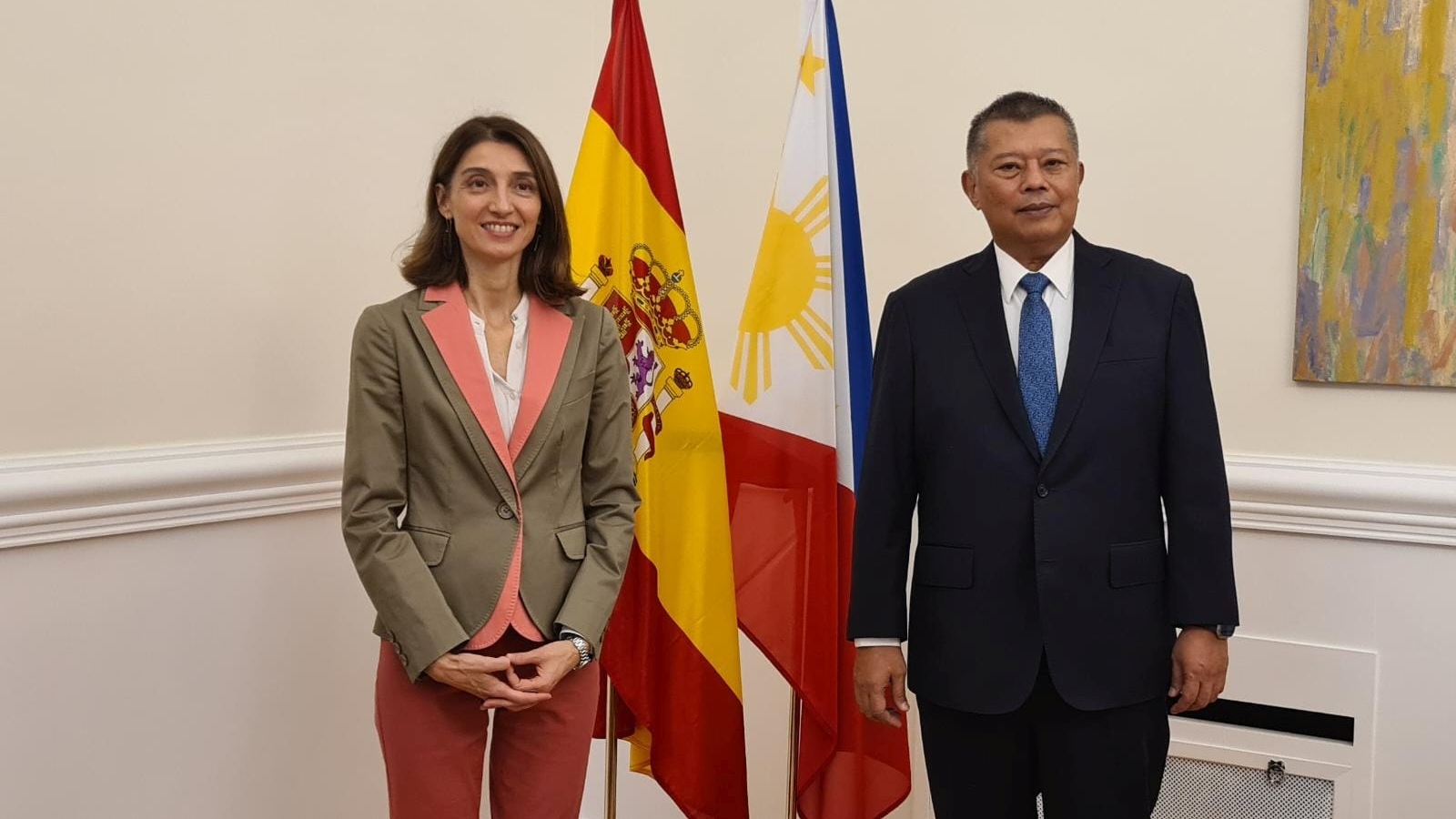 Pilar Llop con el ministro de Justicia de Filipinas