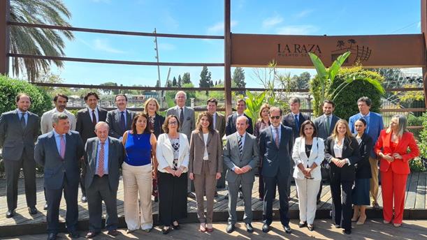 Pilar Llop con los participantes del coloquio jurídico de la Agrupación Guadaliuris