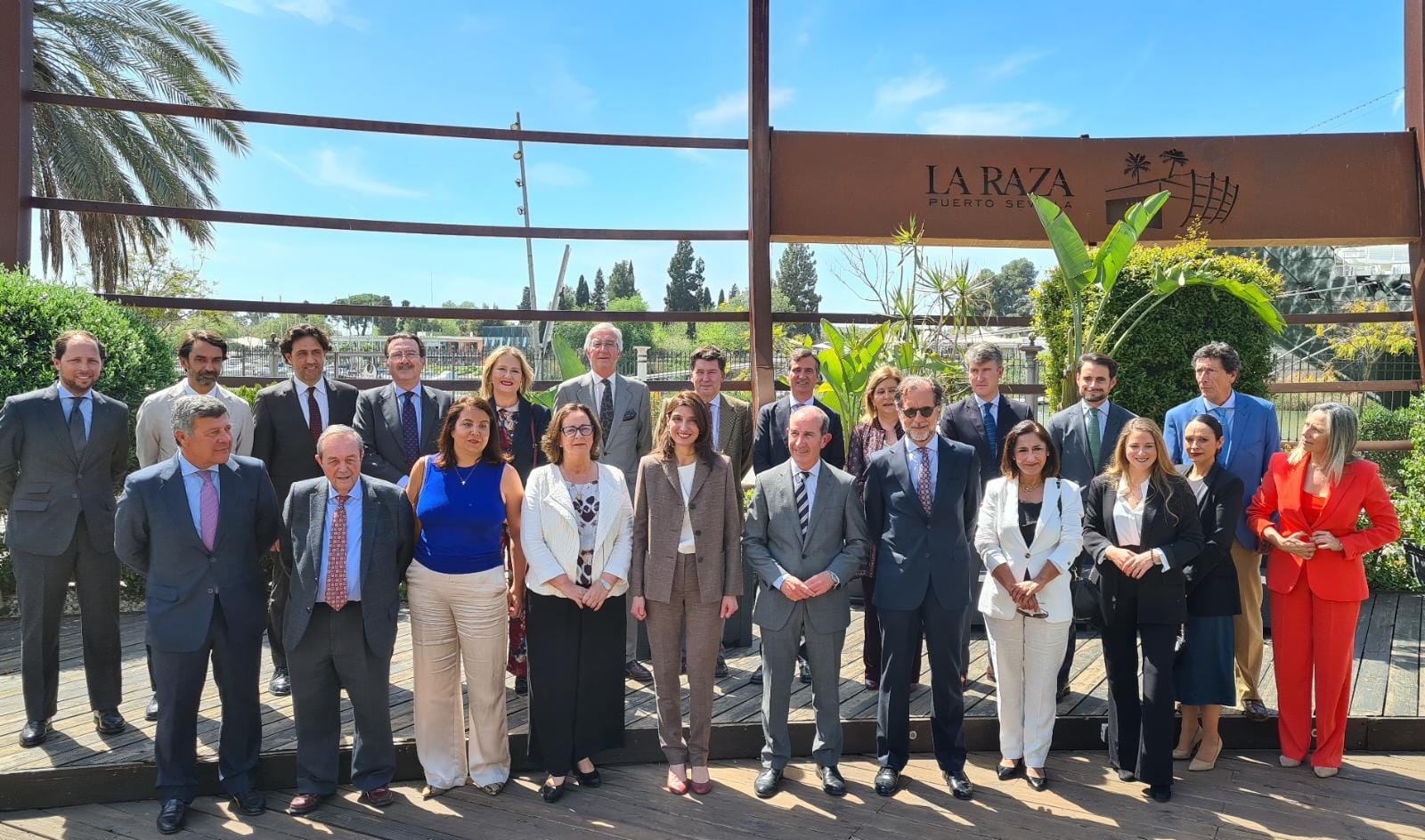 Pilar Llop con los participantes del coloquio jurídico de la Agrupación Guadaliuris