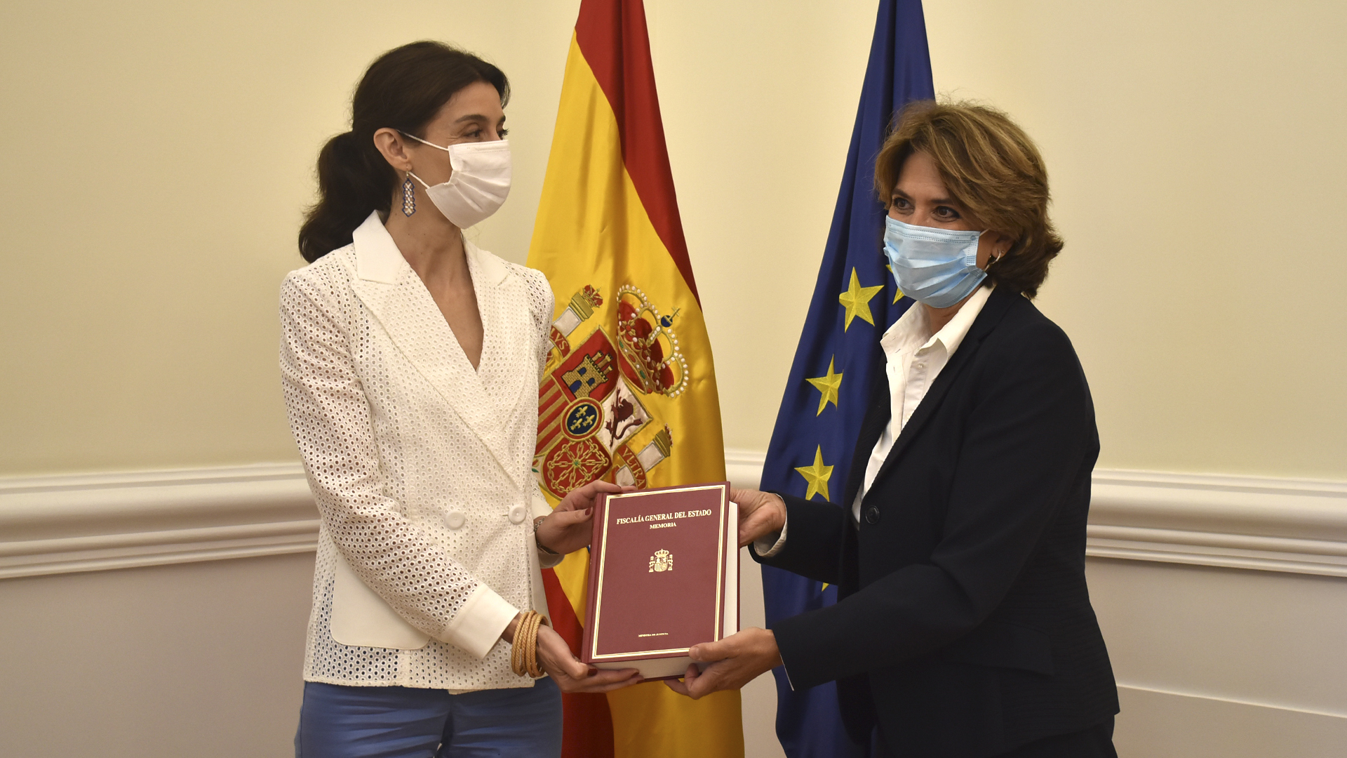 Pilar Llop recibe la Memoria Fiscal 2020