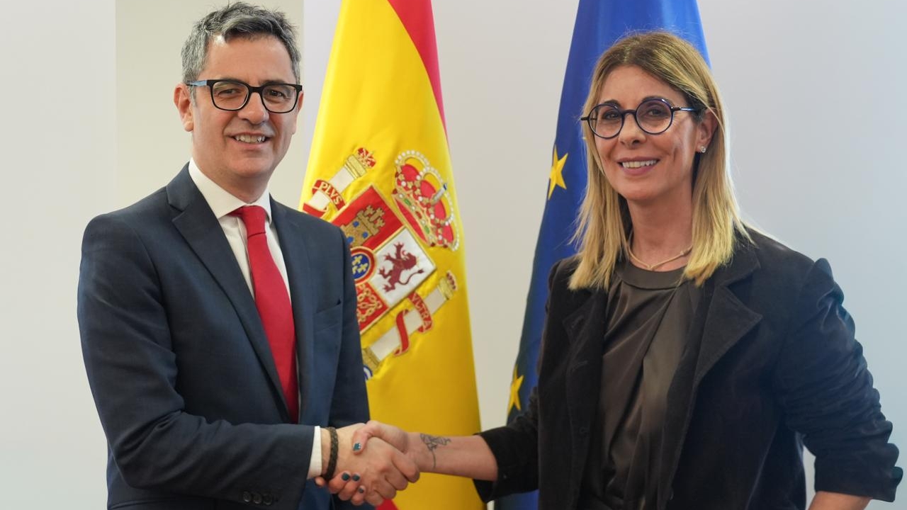 Bolaños se reúne con la portavoz de la Asociación Judicial Francisco de Vitoria 