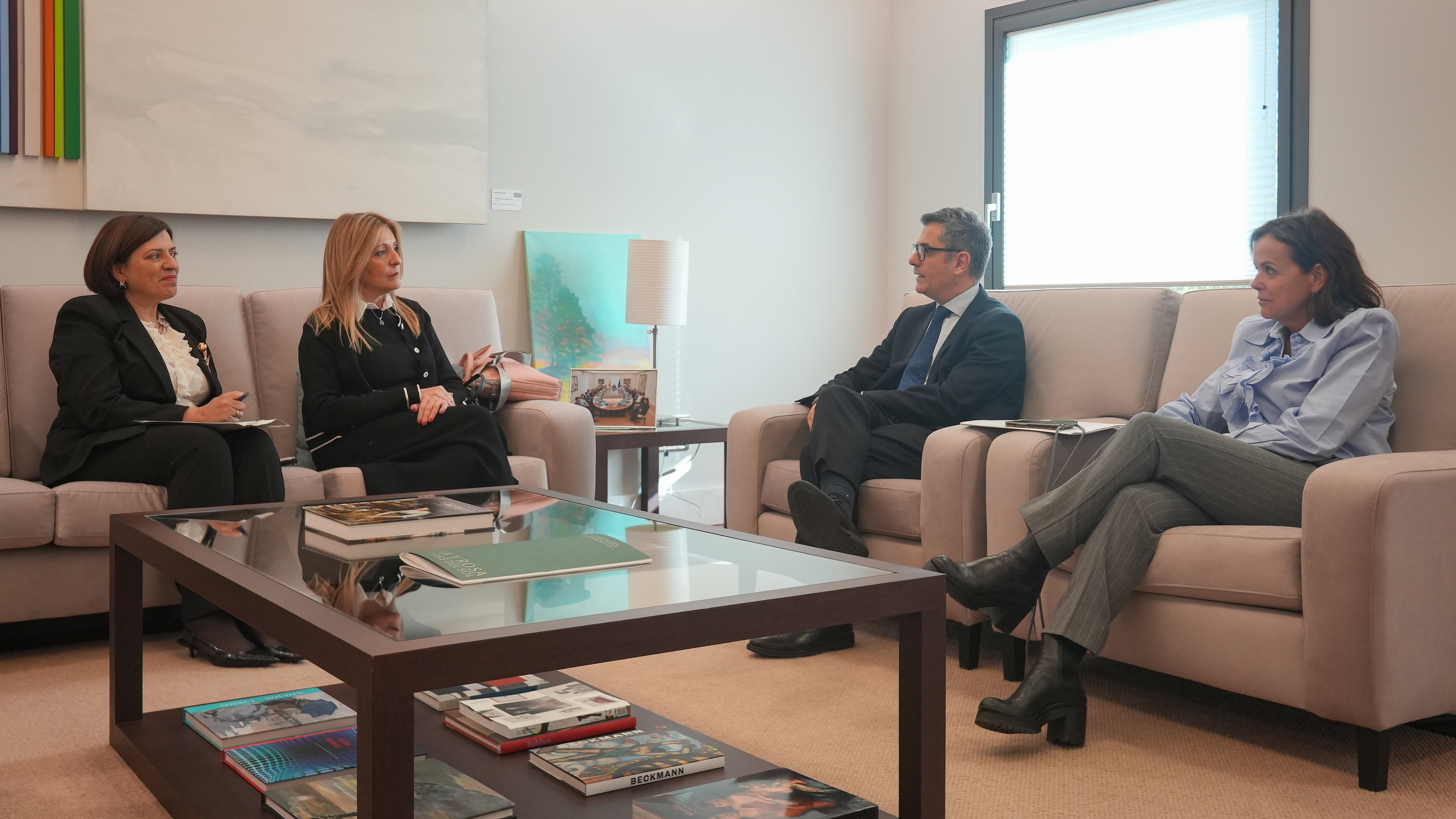 Félix Bolaños con representantes de asociaciones de juezas y jueces sustitutos