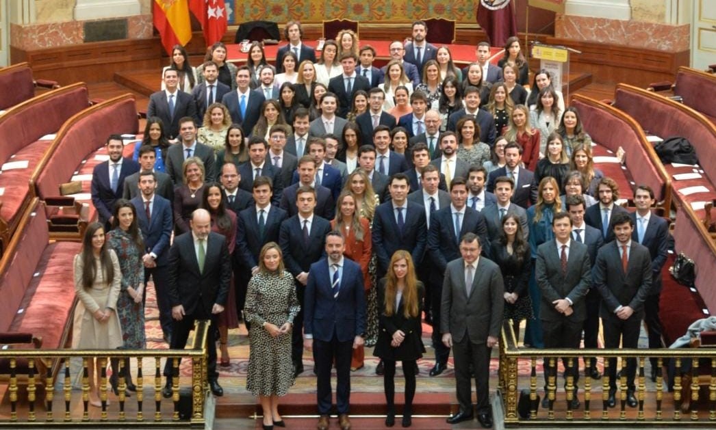 El secretario general de Justicia entrega los despachos a notarios de la promoción del 2022 