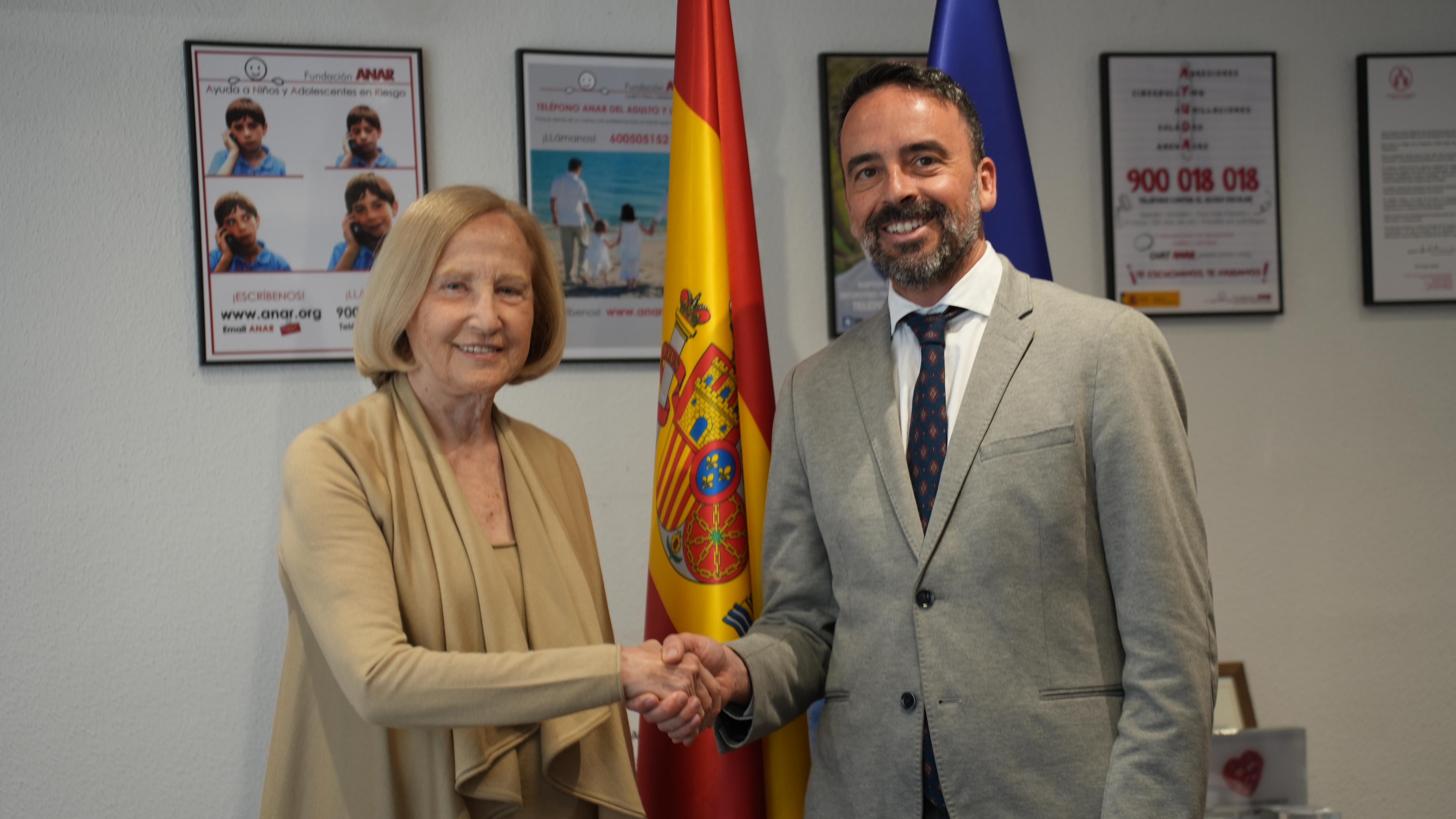  El secretario de Estado de Justicia, Manuel Olmedo, con la presidenta de la Fundación ANAR, Silvia Moroder