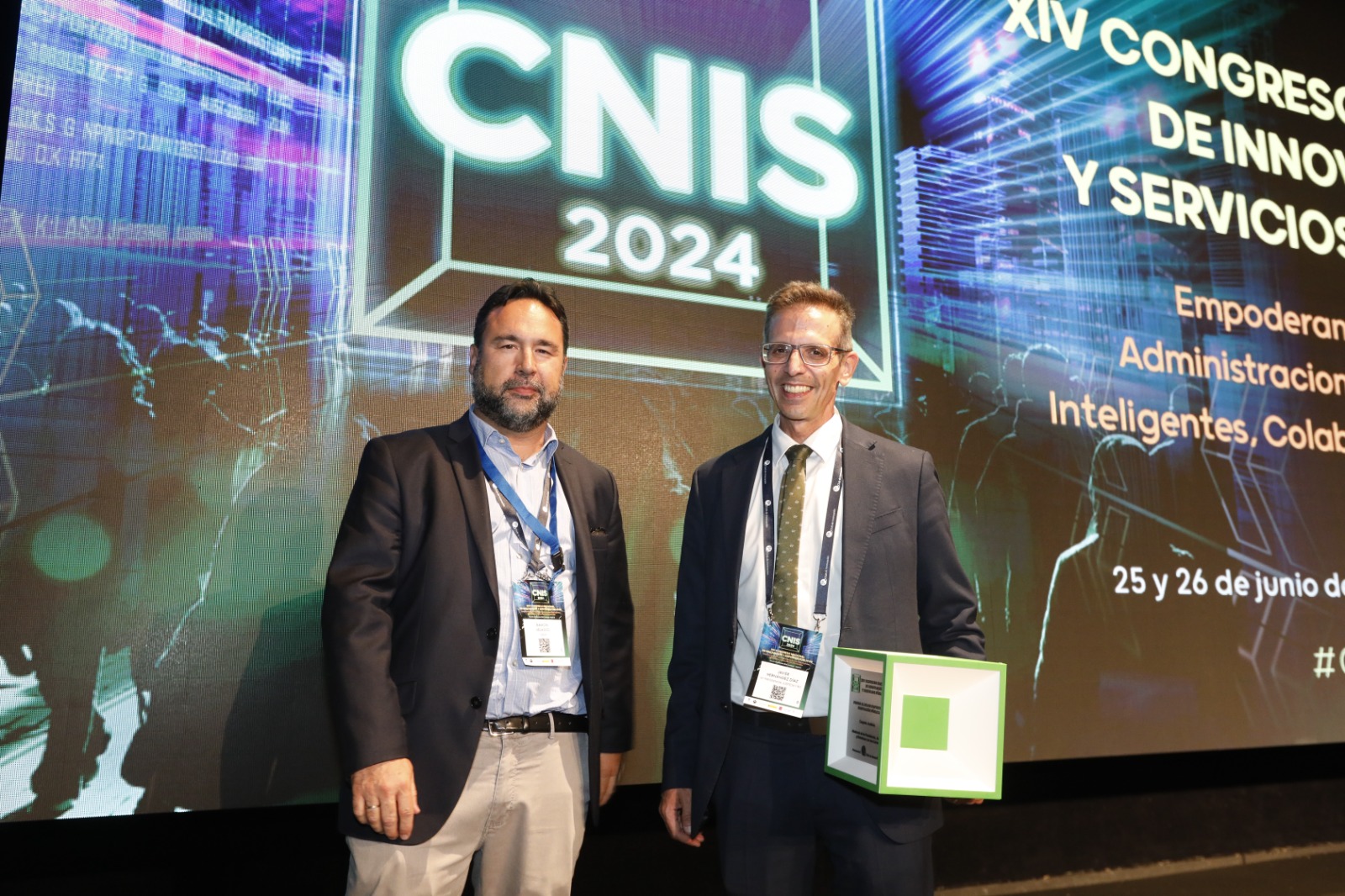 Javier Hernández (dcha), sub. gral de Impulso e Innovación de los Servicios Digitales de Justicia durante la entrega de un premio CNIS